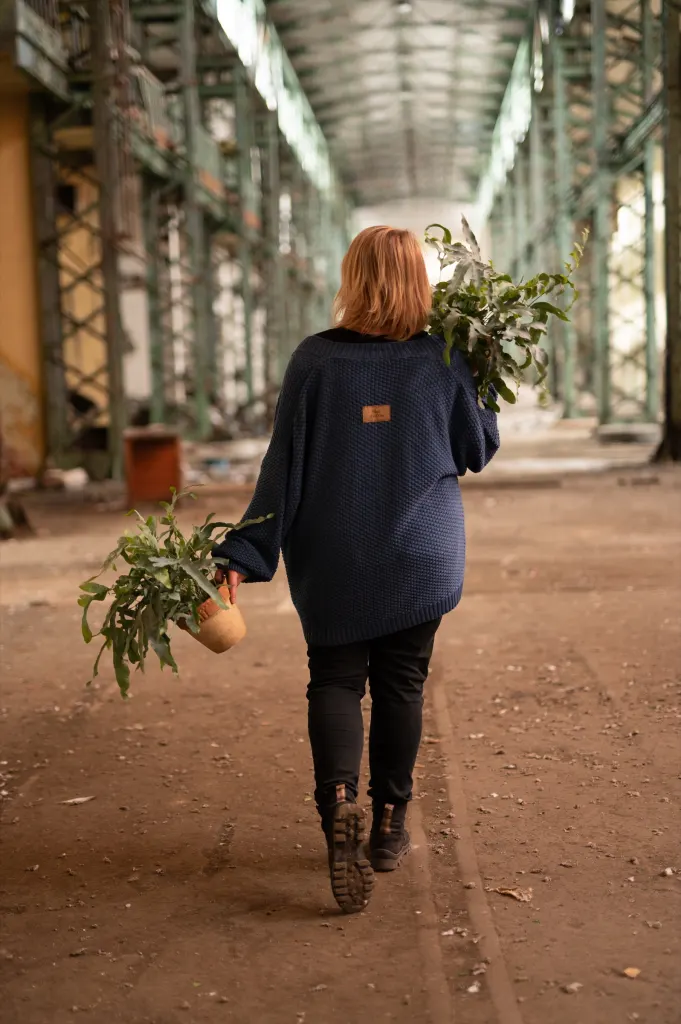 Kasia w pracowni florystycznej